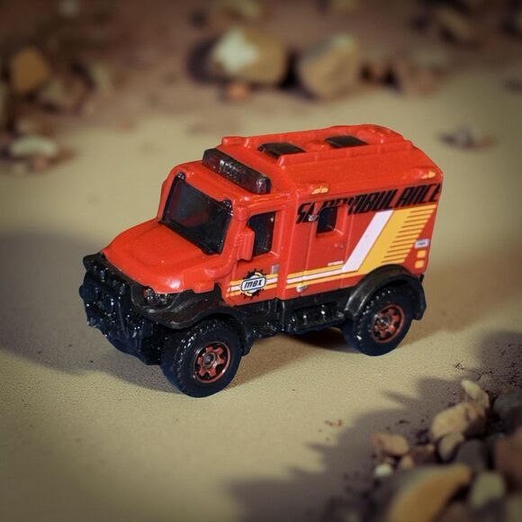 Matchbox 4x4 Scrambulance Red 1:64 Scale Diecast Rescue Vehicle - Picture 1 of 8